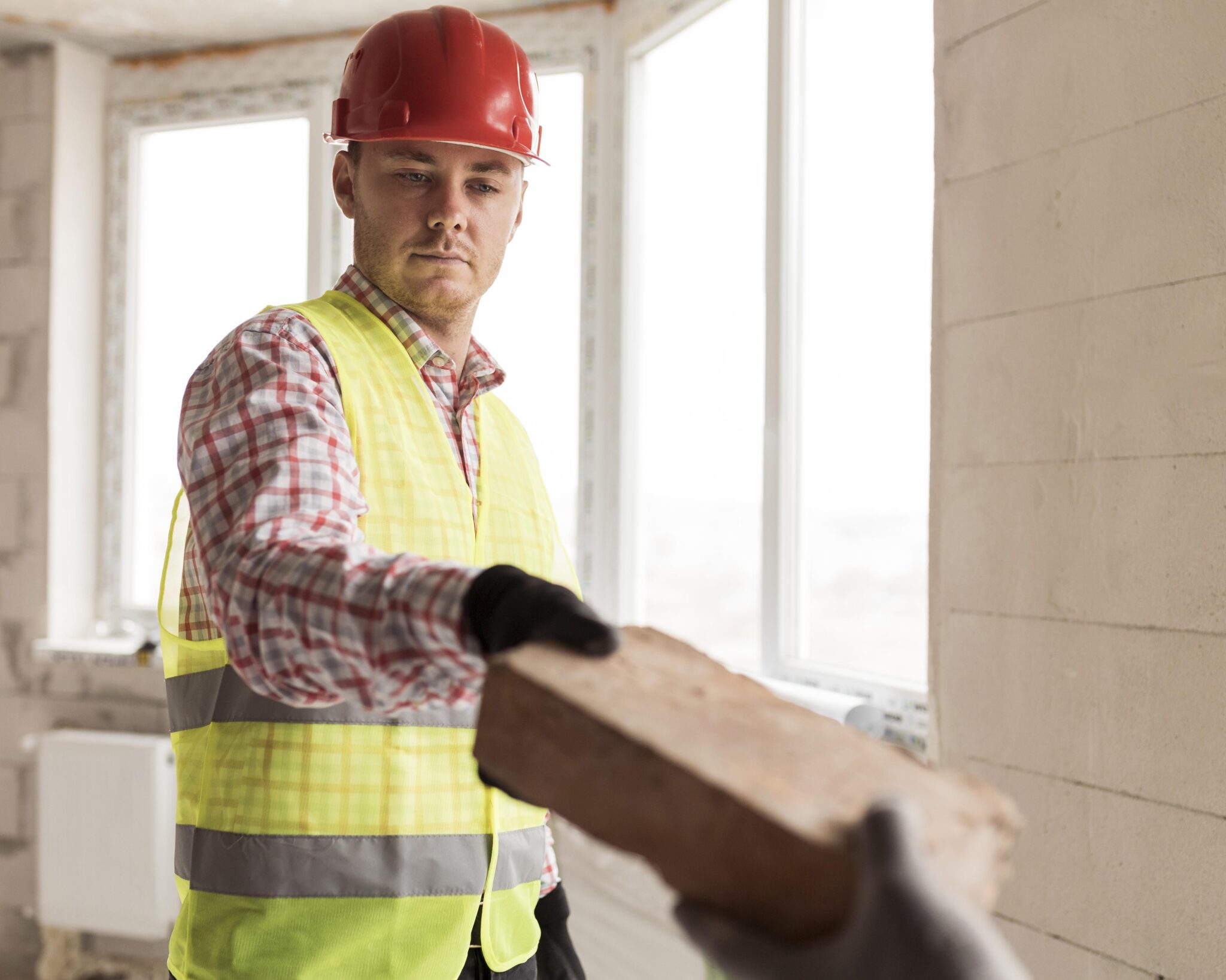 Artisans réalisant l'isolation thermique des murs d'une maison par l'extérieur
