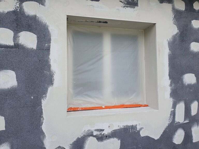 Installation de ITE enduit mince à Forges-les-Eaux
